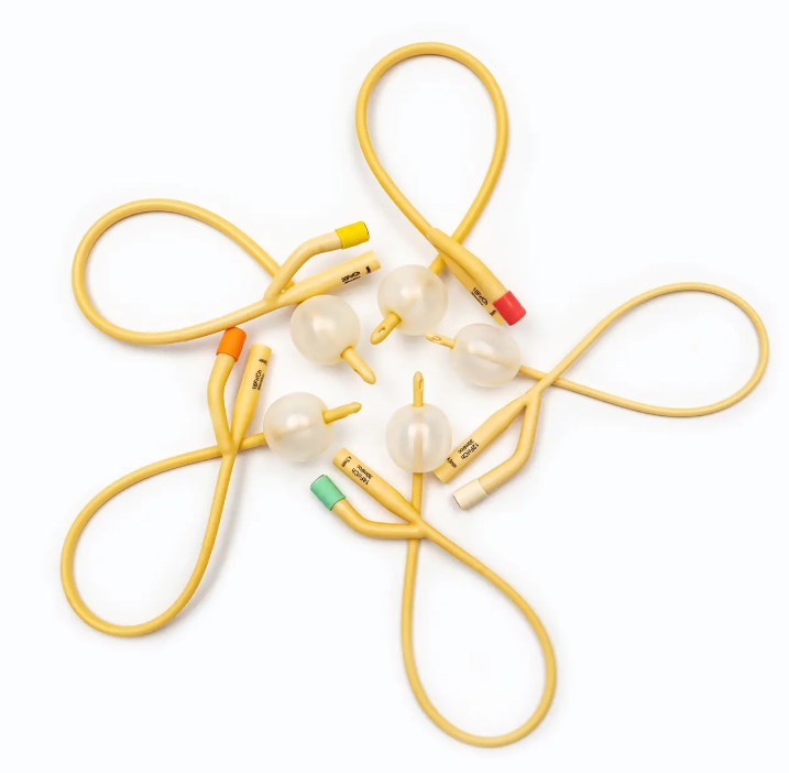 Como os materiais e a estrutura de um cateter urinário afetam a experiência real do usuário?